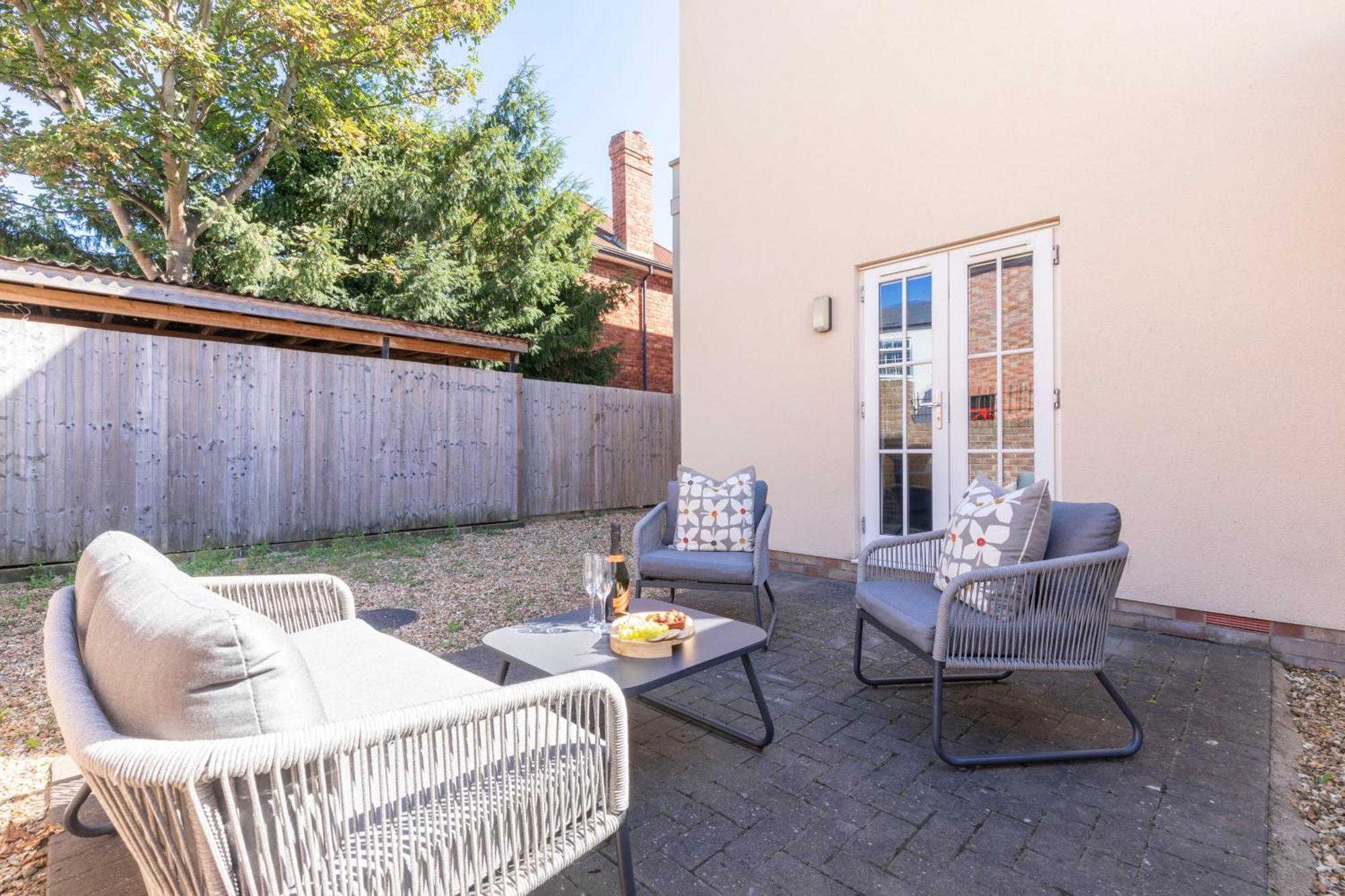 Elliot Oliver - 2 Bedroom Garden Apartment With Parking Cheltenham Exteriér fotografie